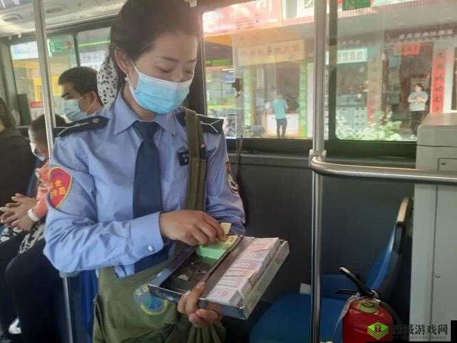公交车上售票员 b 验票：提升服务质量的新举措