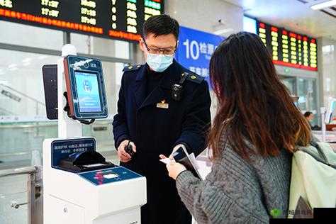 检票员按尺寸引导乘客检票上车