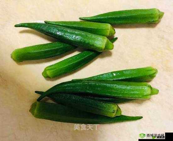 四种水果的奇妙组合：草莓、丝瓜、榴莲、秋葵的奇妙冒险